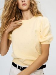 Sweter z aplikacjami - jasnożółty. Żółte swetry klasyczne damskie Reserved, l, z dzianiny, bez kołnierzyka. Za 109.99 zł.