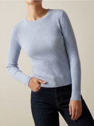 Klasyczny prążkowany sweter - błękitny. Niebieskie swetry klasyczne damskie Sinsay, l, prążkowane, bez kołnierzyka. Za 29.99 zł.