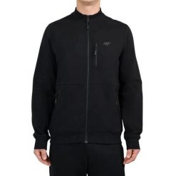 Bluza męska 4F z wysokim kołnierzem. Czarne bluzy z kapturem męskie 4f, l, z bawełny. Za 144.99 zł.