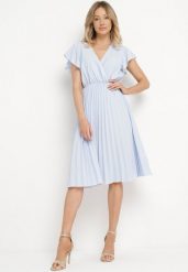 Jasnoniebieska Rozkloszowana Sukienka Midi z Kopertową Górą i Plisowanym Dołem Alissu. Niebieskie sukienki damskie Born2be, l, bez wzorów, eleganckie, bez kołnierzyka, bez ramiączek, midi, kopertowe. W wyprzedaży za 51.99 zł.