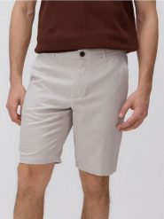 Szorty chino regular - jasnoszary. Szare szorty męskie Reserved, z bawełny, bez kołnierzyka. Za 129.99 zł.