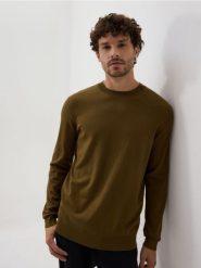 Wiskozowy sweter - oliwkowy. Zielone swetry męskie Reserved, l, bez wzorów, z wiskozy, bez kołnierzyka. Za 119.99 zł.