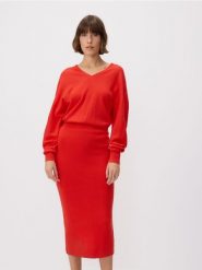 Sukienka midi z wełną - czerwony. Czerwone sukienki damskie Reserved, l, bez wzorów, z dzianiny, bez kołnierzyka, bez ramiączek, midi, dopasowane. W wyprzedaży za 179.99 zł.