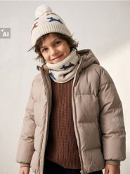 Komplet: czapka z pomponem i komin ze wzorem psów - wielobarwny. Szaliki dziecięce Sinsay, bez ramiączek. Za 22.99 zł.