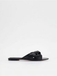 Klapki z imitacji skóry - czarny. Czarne klapki damskie Reserved, bez wzorów, ze skóry, bez obcasa. W wyprzedaży za 39.99 zł.