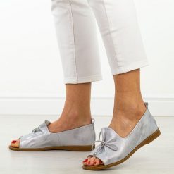 Srebrne skórzane płaskie sandały damskie Cambell 19388. Szare sandały damskie Cambell, bez wzorów, z jeansu, bez obcasa, na płaskiej podeszwie. Za 219.00 zł.