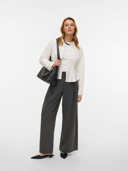 Vero Moda Spodnie w kolorze antracytowym rozmiar: 42/L30. Czarne spodnie materiałowe damskie Vero Moda, bez wzorów, z materiału, z podwyższonym stanem. Za 139.95 zł.