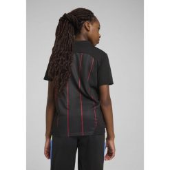 Młodzieżowa koszulka przedmeczowa AC Milan PUMA Black For All Time Red. Czarna bluzki damskie Puma, l, bez wzorów, młodzieżowe, bez kołnierzyka, bez ramiączek. W wyprzedaży za 174.00 zł.
