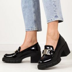 Czarne lakierowane Polskie mokasyny damskie na obcasie, loafersy Deoni. Czarne mokasyny damskie Deoni, z lakierowanej skóry. Za 299.00 zł.