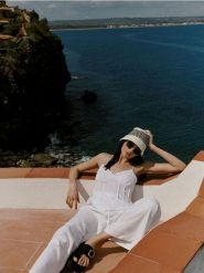 Szerokie spodnie z zakładkami i lnem - złamana biel. Spodnie materiałowe damskie Reserved, bez wzorów, z tkaniny. W wyprzedaży za 89.99 zł.