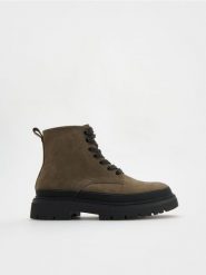 Zamszowe botki - jasny zielony. Zielone buty zimowe męskie Reserved, ze skóry, bez zapięcia. W wyprzedaży za 179.99 zł.