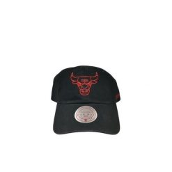 Zgaszona czapka z logo Chicago Bulls. Czarne czapki męskie Mitchell & Ness, bez wzorów, sportowe. Za 143.50 zł.