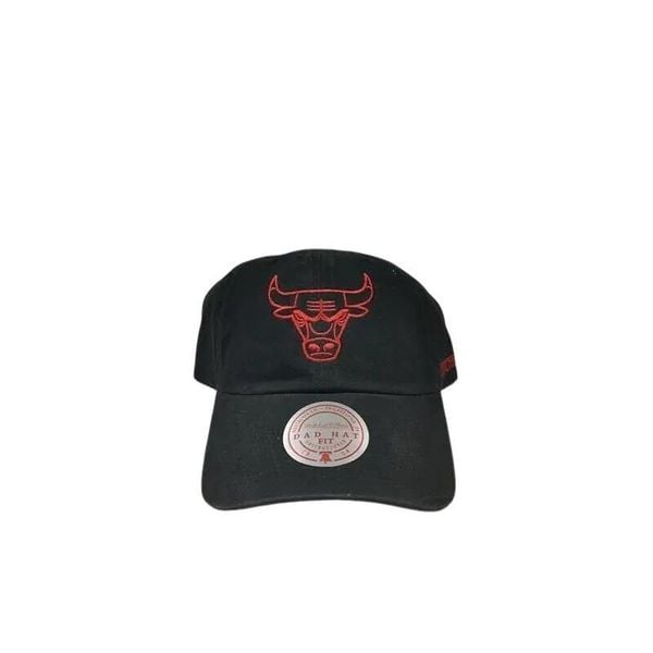 Zgaszona czapka z logo Chicago Bulls. Czarne czapki męskie Mitchell & Ness, bez wzorów, sportowe. Za 154.50 zł.
