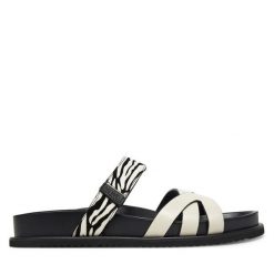 Klapki Tamaris. Białe klapki damskie Tamaris, bez wzorów, bez obcasa. Za 339.99 zł.