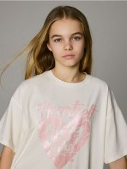 T-shirt z metalicznym nadrukiem - złamana biel. Koszulki dziewczęce Reserved, bez wzorów, z bawełny, bez ramiączek. Za 27.99 zł.