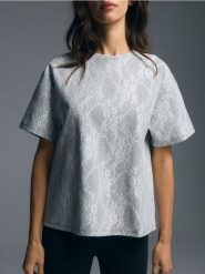 T-shirt z koronkową aplikacją - jasnoszary. Szare t-shirty damskie Reserved, l, z aplikacjami, z bawełny, bez kołnierzyka. Za 89.99 zł.