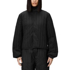 Kurtka RAINS BANJA LINER BOMBER W JACKET Czarny. Czarne kurtki damskie Rains, bez wzorów, z syntetyku, bez kaptura. Za 528.50 zł.