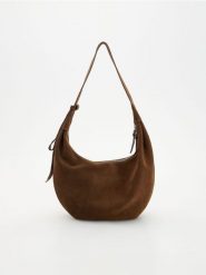 Torebka hobo z naturalnego zamszu - brązowy. Brązowe torebki klasyczne damskie Reserved, bez wzorów, bez dodatków. Za 259.99 zł.