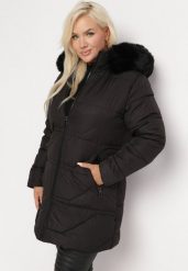 Czarna Kurtka z Szerokim Pikowaniem i Kapturem z Futerkiem Hietala. Czarne kurtki damskie Born2be, xl, bez wzorów. Za 159.99 zł.