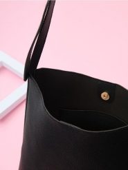 Torebka - czarny. Czarne torebki klasyczne damskie Sinsay, bez wzorów, bez dodatków. W wyprzedaży za 24.99 zł.
