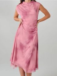 Asymetryczna sukienka midi z drapowanym dekoltem i marszczeniem - wielobarwny. Sukienki damskie Sinsay, l, bez wzorów, z asymetrycznym kołnierzem, bez ramiączek, midi, asymetryczne. Za 49.99 zł.