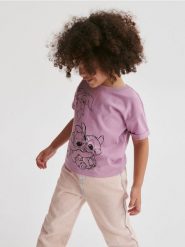 Bawełniany t-shirt Lilo i Stitch - pastelowy róż. Czerwone koszulki dziewczęce Reserved, m, bez wzorów, z bawełny, bez ramiączek. W wyprzedaży za 15.99 zł.