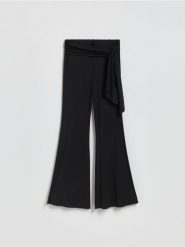 Spodnie z wiskozą - czarny. Czarne spodnie materiałowe damskie Reserved, bez wzorów, z dzianiny. Za 99.99 zł.