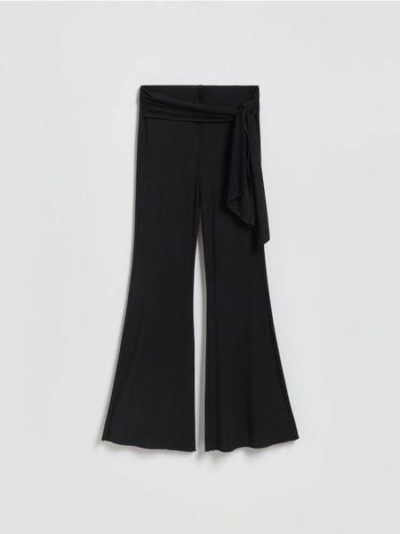 Spodnie z wiskozą - czarny. Czarne spodnie materiałowe damskie Reserved, bez wzorów, z dzianiny. Za 99.99 zł.