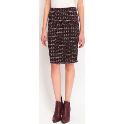SPÓDNICA REGULARNA DAMSKA WE WZORY. Czerwone spódniczki damskie TOP SECRET, bez wzorów, z dzianiny, eleganckie, dopasowane. W wyprzedaży za 39.99 zł.