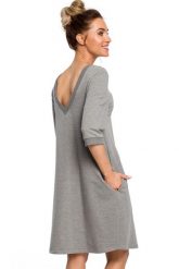 Sukienka oversize na co dzień bawełniana dekolt V na plecach szara. Szare sukienki damskie MOE, do pracy, l, bez wzorów, z bawełny, biznesowe, bez kołnierzyka, bez ramiączek, oversize. Za 289.00 zł.