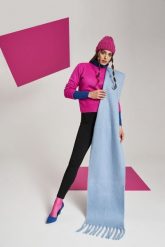 Gładki szal z frędzlami ciemnoniebieski. Niebieskie szaliki i kominy damskie MOODO, bez wzorów, z poliesteru. W wyprzedaży za 27.99 zł.