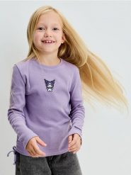 Bawełniana koszulka z ozdobnymi wiązaniami z haftem - fioletowy. Fioletowe koszulki dziewczęce Sinsay, l, bez wzorów, z bawełny, bez ramiączek. Za 19.99 zł.