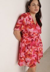 Różowa Sukienka w Abstrakcyjny Wzór z Marszczeniem Aniles. Czerwone sukienki damskie Born2be, na co dzień, uniwersalny, bez wzorów, z jeansu, eleganckie, bez kołnierzyka, bez ramiączek, mini, dopasowane. Za 179.99 zł.