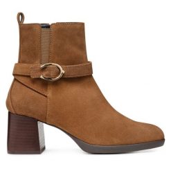 Botki Geox. Brązowe botki damskie Geox, bez obcasa, na słupku, bez zapięcia. Za 579.99 zł.