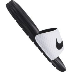 Klapki Nike Benassi Solarsoft Slide 705474-100. Białe klapki i japonki męskie Nike, z materiału. W wyprzedaży za 179.00 zł.