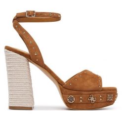 Sandały Guess. Brązowe sandały damskie Guess, z aplikacjami, bez obcasa, na słupku. Za 719.99 zł.