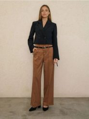 Eleganckie spodnie wide leg z paskiem - brązowy. Brązowe spodnie materiałowe damskie Sinsay, bez wzorów, eleganckie. Za 59.99 zł.