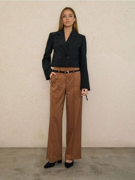 Eleganckie spodnie wide leg z paskiem - brązowy. Brązowe spodnie materiałowe damskie Sinsay, bez wzorów, eleganckie. Za 59.99 zł.