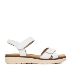 Sandały Remonte. Białe sandały damskie Remonte, bez wzorów, bez obcasa, na płaskiej podeszwie. Za 369.99 zł.