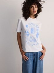 T-shirt z nadrukiem - biały. Białe t-shirty damskie Reserved, l, bez wzorów, z bawełny, bez kołnierzyka. W wyprzedaży za 22.99 zł.