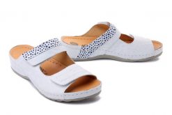 DR. BRINKMANN 700048-03 weiss, klapki profilaktyczne damskie. Białe klapki damskie Dr. Brinkmann, bez wzorów, ze skóry, bez obcasa. Za 349.90 zł.