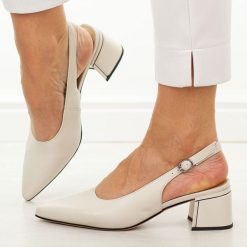 Skórzane Wt czółenka damskie Cambell 98335. Białe czółenka damskie Cambell, bez wzorów, ze skóry, bez obcasa, na obcasie. Za 239.00 zł.