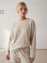 Polarowa góra od piżamy z tłoczonym wzorem warkoczowym - kremowy. Białe piżamy damskie Sinsay, l, bez wzorów, z polaru, bez ramiączek. Za 39.99 zł.