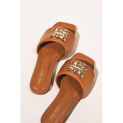 Klapki Nine West. Brązowe klapki damskie Nine West, bez wzorów, bez obcasa. Za 118.99 zł.