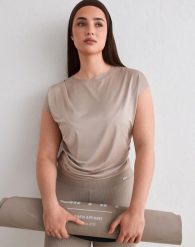 Damska koszulka lekka odprowadzająca wilgoć Luminous Draped Short Sleeve beżowa. Brązowe t-shirty damskie Aim'n, s, bez wzorów, z dzianiny, bez kołnierzyka. Za 212.00 zł.
