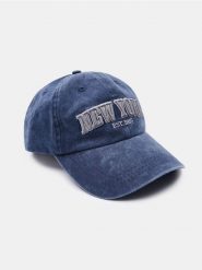 Czapka z daszkiem z haftowanym napisem New York - granatowy. Niebieskie czapki męskie Sinsay, bez wzorów. Za 25.99 zł.