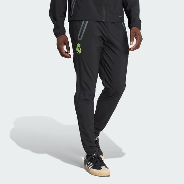 Spodnie Real Madrid Tiro 25 Pro Vis Tech Travel. Czarne spodnie materiałowe męskie Adidas, bez wzorów, sportowe. Za 399.00 zł.