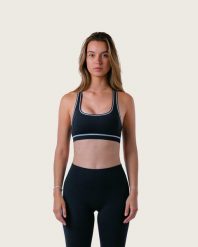 Damski stanik sportowy racerback z kontrastową lamówką na siłownię – czarny. Czarne biustonosze sportowe damskie AESTHETIC WOLF, bez wzorów, z dzianiny. Za 179.99 zł.