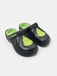 Klapki z kożuszkiem Grinch - czarny. Czarne klapki i japonki męskie Sinsay. Za 39.99 zł.
