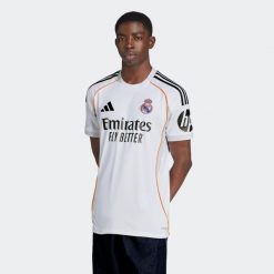 Koszulka piłkarska ADIDAS Real Madryt 25/26 domowa. Bluzki damskie Adidas, xl, bez wzorów, sportowe, bez kołnierzyka, bez ramiączek. Za 459.99 zł.